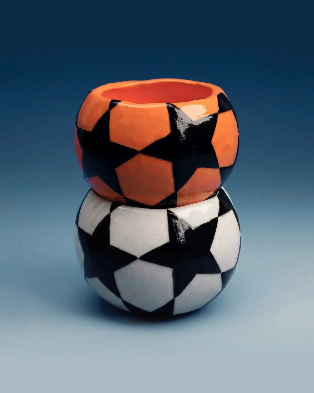 Коллекция керамических кружек в дизайне легендарных футбольных мячей