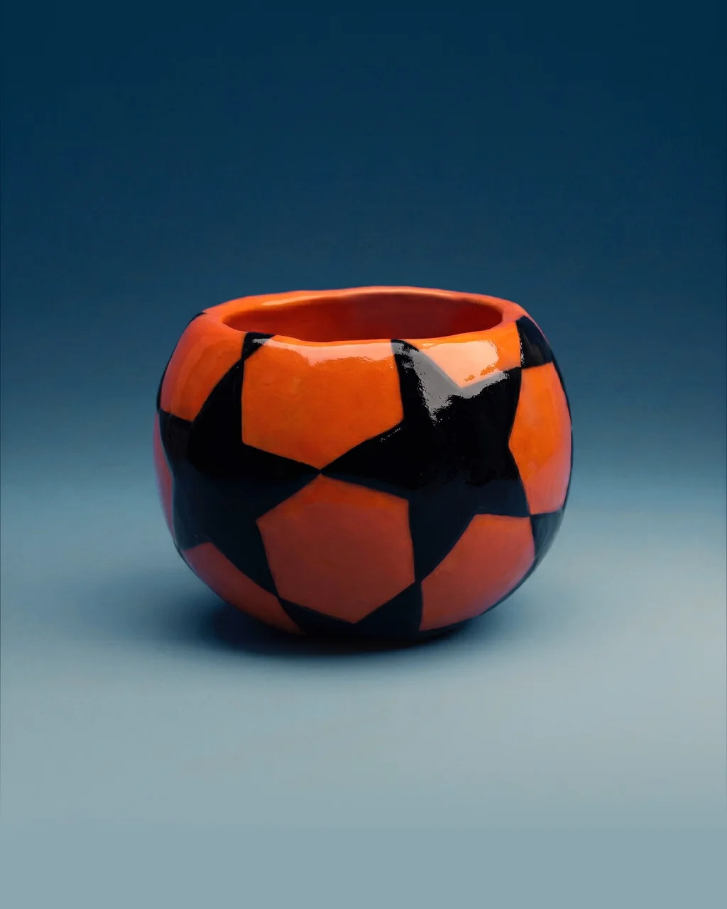 Коллекция керамических кружек в дизайне легендарных футбольных мячей