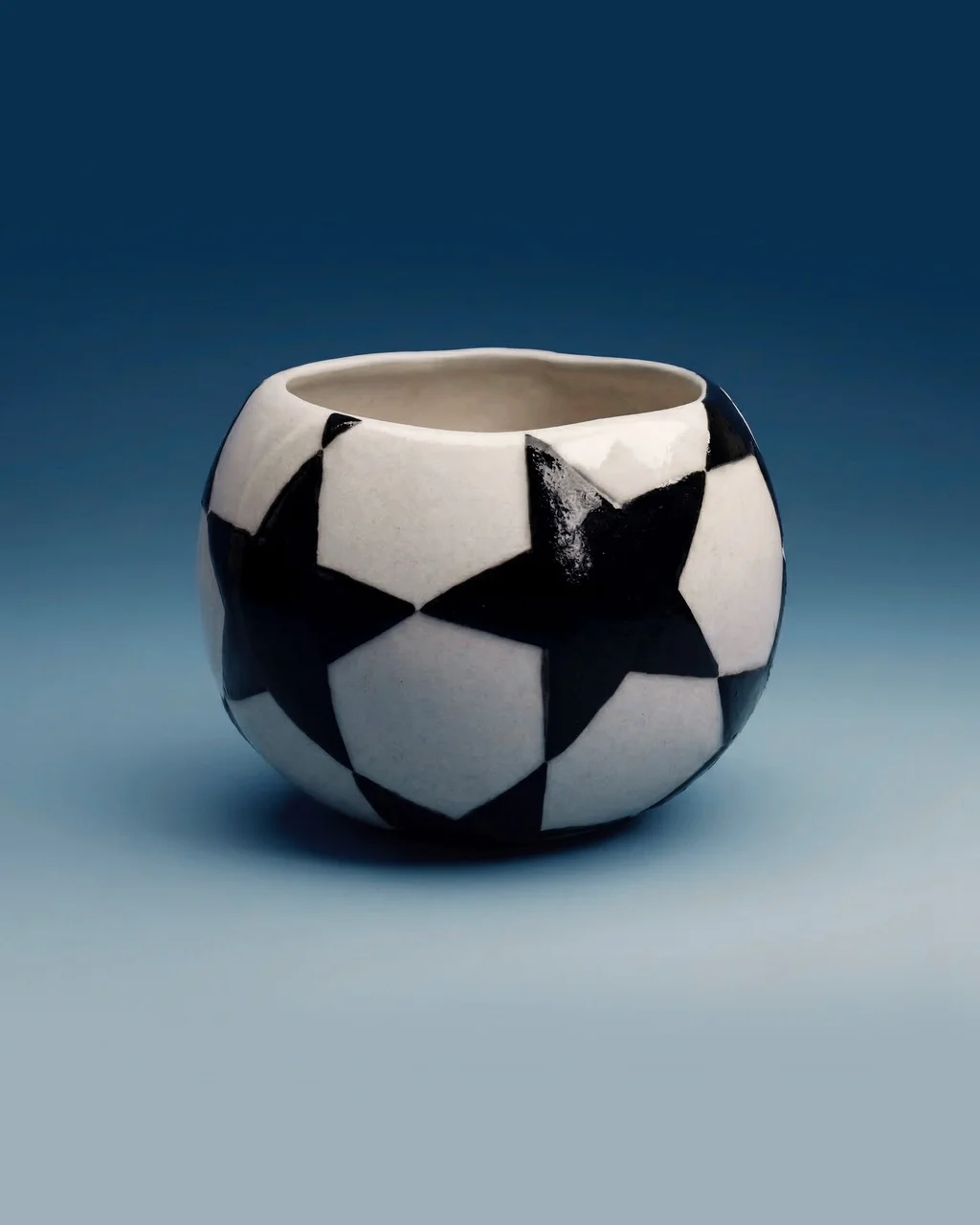 Коллекция керамических кружек в дизайне легендарных футбольных мячей